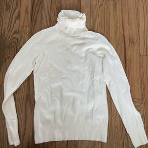 White turtle neck sweater